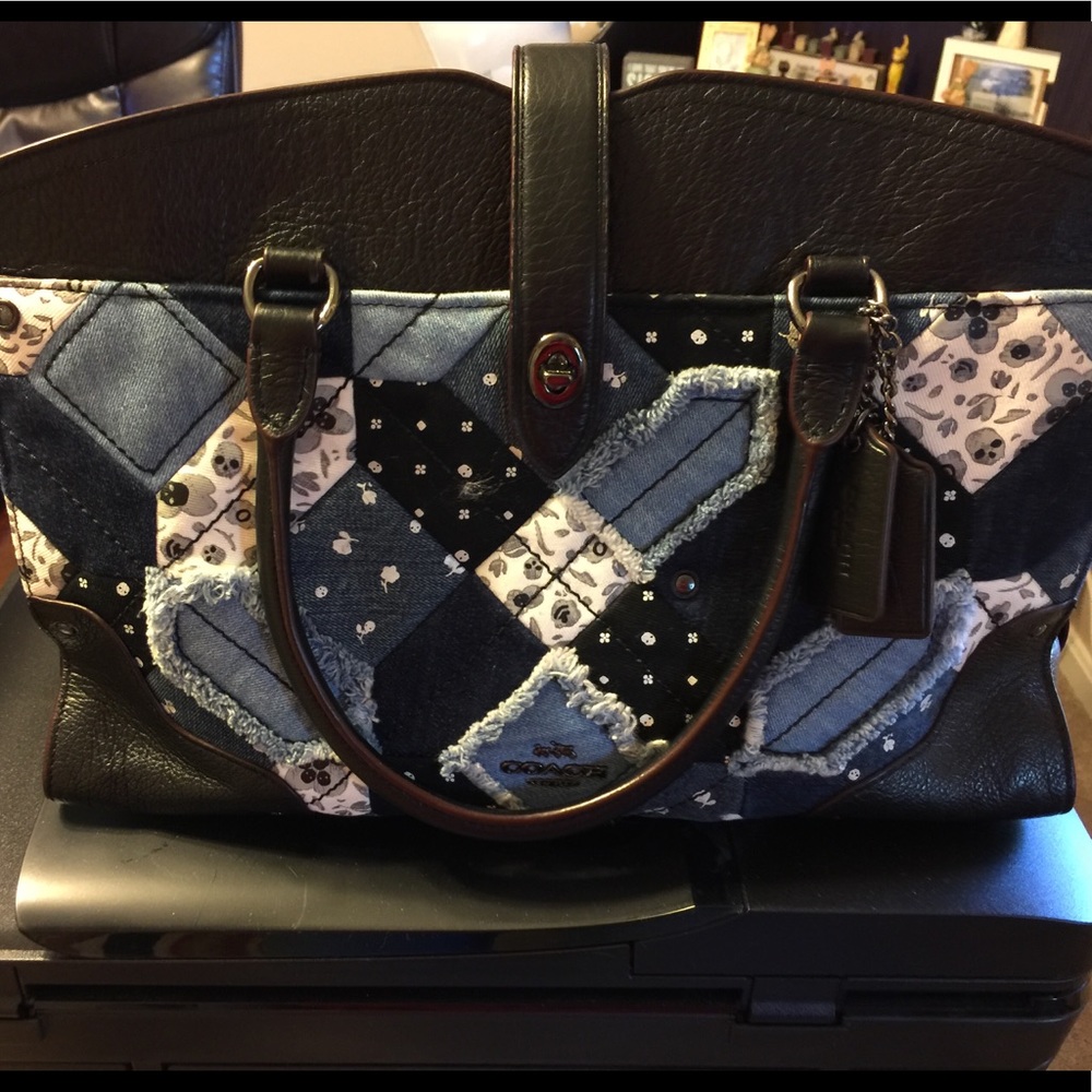 Coach Pocketbook lightly used. Mint condition.